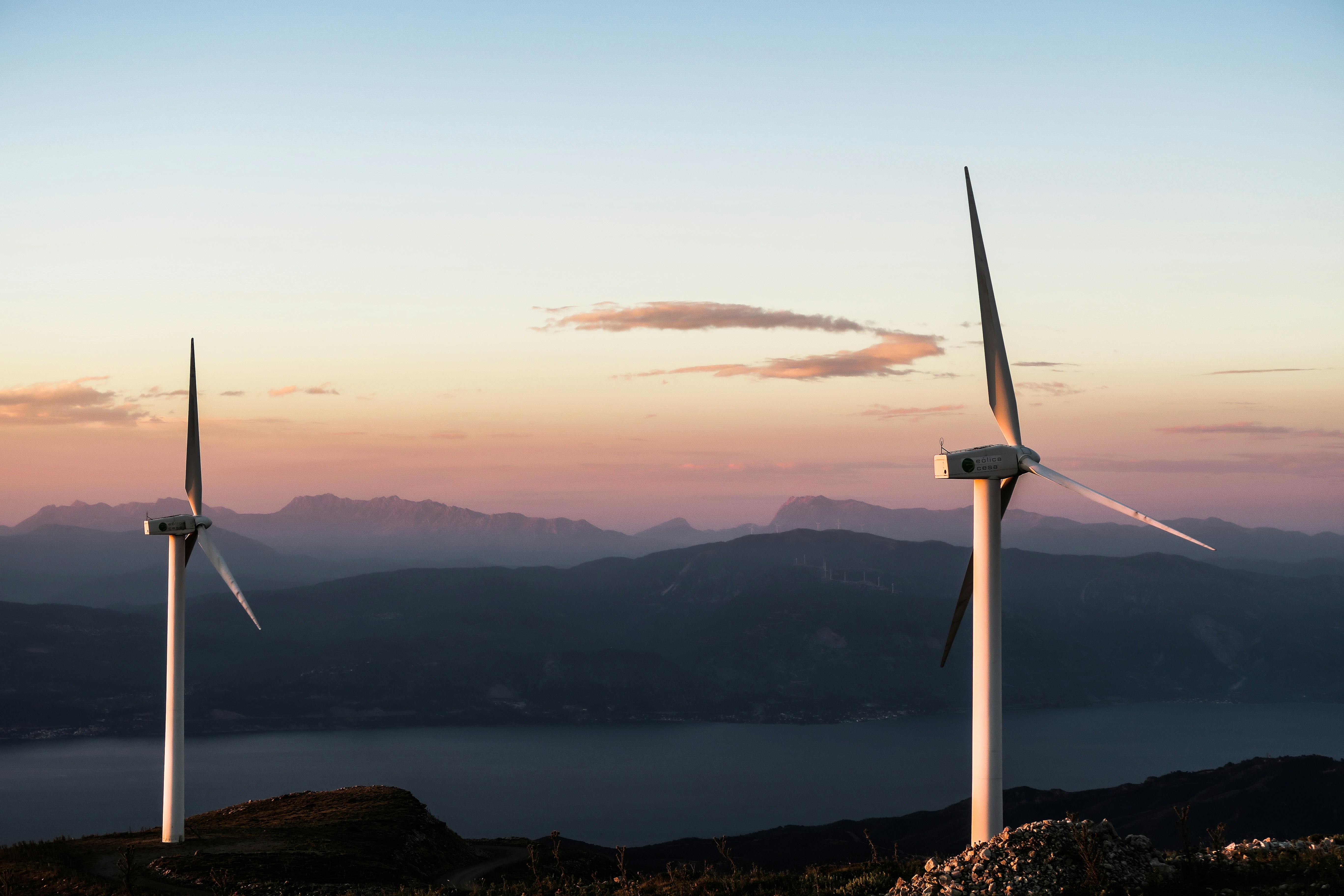 windturbines in de bergen